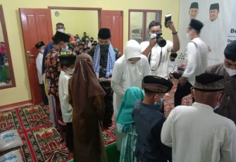 Safari Ramadan Kasdim Pacitan berikan bantuan paket sembako. Senin (25/4/2022) 