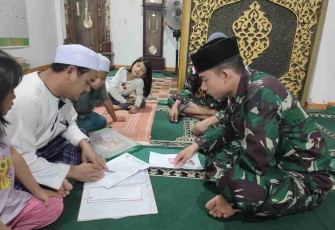 Satgas Yonif 144/JY tunaikan membayar zakat. Selasa (26/4/2022)