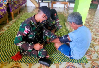 Sambangi rumah warga berikan pengobatan gratis. Selasa (26/4/2022)