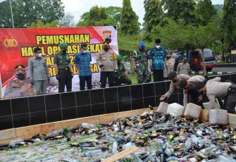Danrem 073  hadiri pemusnahan hasil operasi pekat