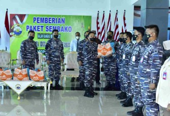 Pangkoarmada III serahkan bingkisan lebaran. Rabu (27/4/2022)