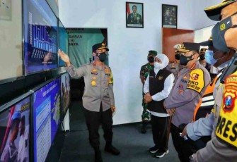 Kapolri menerima pemaparan Kapolda Jatim terkait situasi terkini Posko Terminal Purbaya. Rabu (27/4/2022)