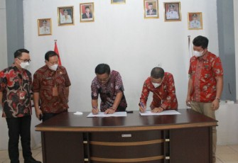 Wali Kota Bitung saat penandatanganan MoU bersama STBM Dua Sudara, Kamis (28/4/2022)