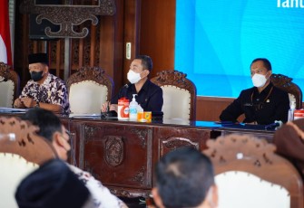 Bupati Pati Haryanto saat memberikan pengarahan PPDB 