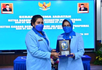 Ketum Jalasenastri (kiri) saat memberikan cenderamata. Rabu (27/4/2022)