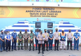 Kapolri ketika meninjau posko mudik di pelabuhan Tanjung Perak