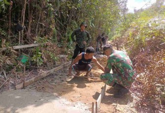 Satgas perbatasan perbaiki jalan bersama warga. Rabu (27/4/2022)