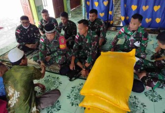 Pabintal Satgas Yonif 144/JY menyerahkan zakat fitrah ke pengurus masjid. Kamis (28/4/2022)