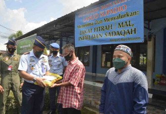 Danlanud Supadio serahkan langsung zakat fitrah. Kamis (28/4/2022)