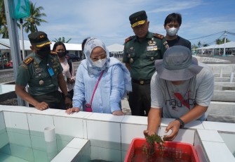 Danrem 163/WS bersama keluarga saat menerima penjelasan budidaya rumput laut. Kamis (28/4/2022)