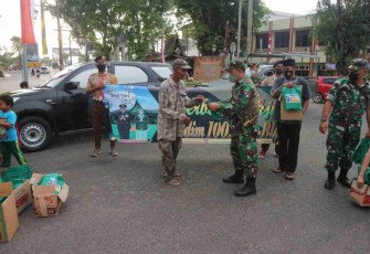 Letda Inf Mulyanto bagikan takjil gratis di bundaran Amuntai. Jum'at (29/4/2022)