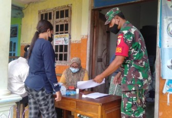 Serma Siswanto pastikan tepat sasaran bantuan sosial pangan. Jum'at (29/4/2022)