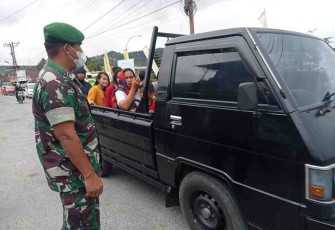 Sertu Ramson pastikan prokes diterapkan pemudik. Minggu (01/5/2022)