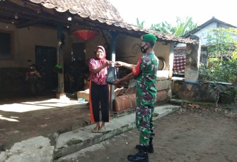 Serda Sutarto salurkan zakat bagi warga kurang mampu. Minggu (01/05/2022)