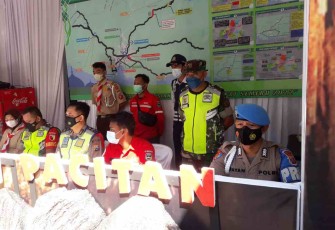 Koramil 01/Pacitan turut serta pengamanan arus mudik lebaran. Minggu (01/05/2022)