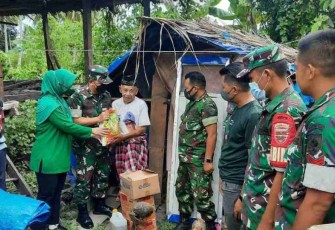 Letkol Inf Ricad Harisab temui warganya dan berikan bantuan sembako. Minggu (01/05/2022)