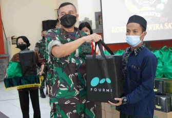 Danrem 163/WS berikan bingkisan sembako di panti asuhan. Minggu (01/05/2022)