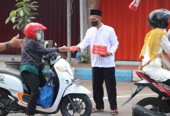 Dandim Tulungagung bagikan makanan gratis. Senin (02/05/2022)