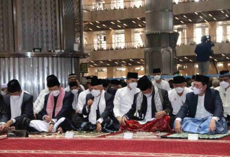 Wapres RI (tengah) saat melaksanakan shalat Ied di masjid Istiqlal Jakarta. Senin (02/05/2022)