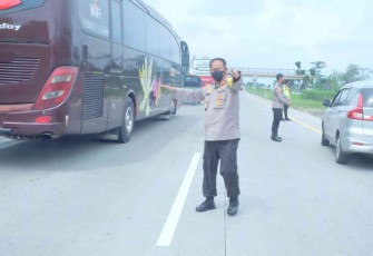 Irjen Pol Drs Suntana mengatur arus lalu lintas pembukaan one way di KM 104 wilayah Subang. Senin (02/05/2022)