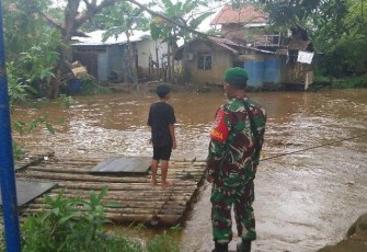 Babinsa monitoring aliran sungai pasca hujan 