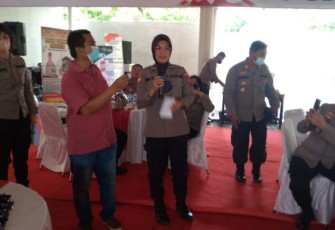 Penyerahan hadiah doorprize vaksin presisi. Kamis (05/05/2022)