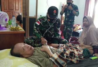Satgas Yonif 144/JY periksa kesehatan warga yang sakit. Jum'at (06/05/2022)