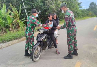 Sosialisasi dan bagikan masker di perbatasan. Sabtu (07/05/2022)