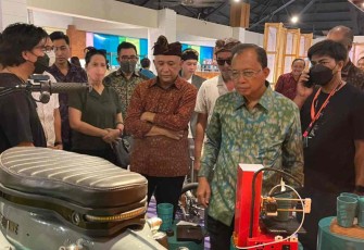 Menteri Teten (batik coklat) saat acara Telkomsel Pasar Nusa Dua di Bali Jum'at (06/05/2022)