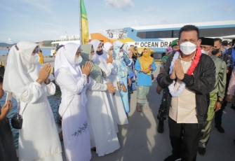 Gubernur Kepri, H.Ansar Ahmad, saat berkunjung ke Tambelan