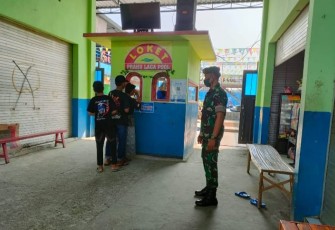 Kopda Agus berikan pengamanan di lokasi wisata. Minggu (08/05/2022)