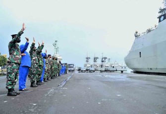 Laksamana Muda TNI Denih Hendrata lepas taruna AAL menuju daerah latihan. Minggu (08/05/2022)