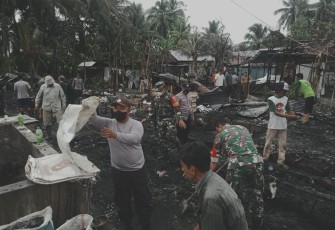 Pembersihan sisa kebakaran di Desa Kambat