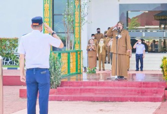 Wagub Kepri, Hj Marlin Agustina, saat memimpin apel pagi ASN di Dompak, Senin (9/5/2022) 