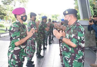 Danlantamal V (kanan) usai apel khusus bersilaturahmi bersama prajuritnya. Senin (09/05/2022)