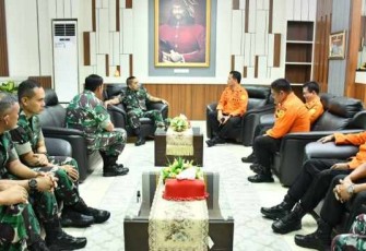 Pangdam Hasanuddin saat menerima kunjungan Basarnas RI di Makodam. Senin (09/05/2022)
