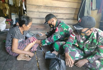 Pengobatan gratis satgas Yonif 144/JY di perbatasan. Senin (09/05/2022)