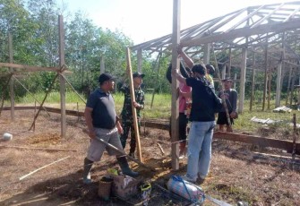 Bantu bangun rumah warga di perbatasan. Senin (09/05/2022)