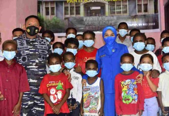 Pangkoarmada III dan Ketua DJA III bersama anak-anak panti asuhan Agape Sorong. Senin (09/05/2022)