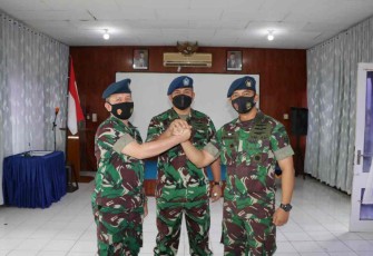 Danlanud (tengah) foto bersama usai sertijab Kadispers Lanud Sut. Senin (09/05/2022)