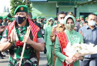 Danrem 023/KS kenakan ulos kain adat Karo saat kunker di Kodim 0205/TK. Selasa (10/05/2022)