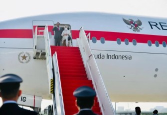Presiden Joko Widodo melambaikan tangan sebelum bertolak menuju Washington DC menggunakan pesawat kepresidenan di bandara internasional Soekarno Hatta. Selasa (10/05/2022)