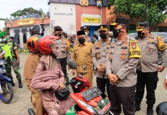 Kapolda Jatim saat berbincang dengan pemudik  pengendara motor. Senin (09/05/2022)
