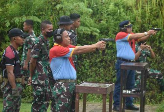 Pangkoarmada III mengikuti lomba menembak. Selasa (10/05/2022)