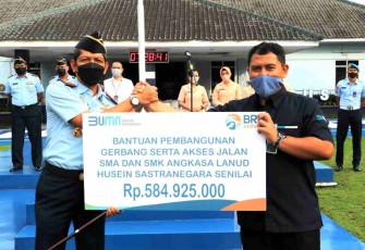 Danlanud Husein Sastranegara (kiri) menerima bantuan pembangunan sekolah dari BRI. Kamis (12/05/2022)