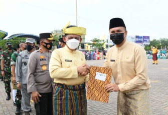 Penyerahan penghargaan secara simbolis oleh Gubernur Kepri H. Ansar Ahmad, Jumat (13/5/2022)