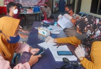 Vaksinator Polres Bintan bersama Dinas Kesehatan, saat melakukan vaksinasi