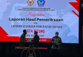 Wali Kota Bitung saat menerima penghargaan Opin Wajar Tanpa Pengecualian dari BPK Sulut, Jumat (13/5/2022)
