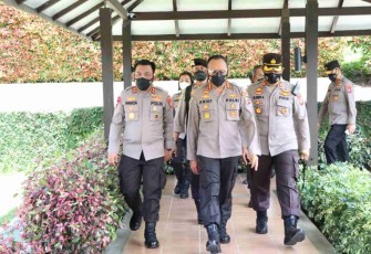 Kapolres Simalungun (kanan) dampingi Kabaharkam Polri di Kota Parapat. Jum'at (13/05/2022)