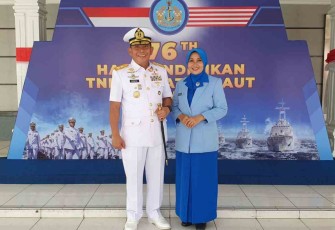 Pangkoarmada III bersama ibu usai upacara peringatan Hardikal ke 76 di Surabaya. Jum'at (13/05/2022)